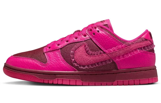 Для треккинга Nike Dunk Low Valentine's Day 2022 Women's DQ9324-600