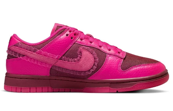 Для треккинга Nike Dunk Low Valentine's Day 2022 Women's DQ9324-600