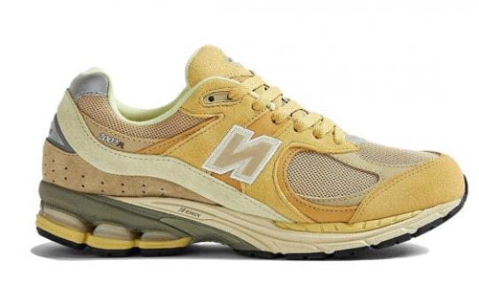 Для бега New Balance 2002R Auralee Yellow Beige M2002RE1